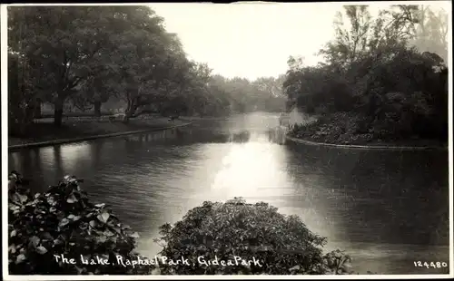 Ak Romford London City, Gidea Park, Raphael Park, See