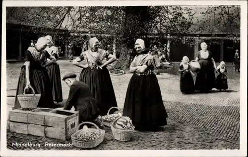 Ak Middelburg Zeeland Niederlande, Botermarkt, Volkstrachten