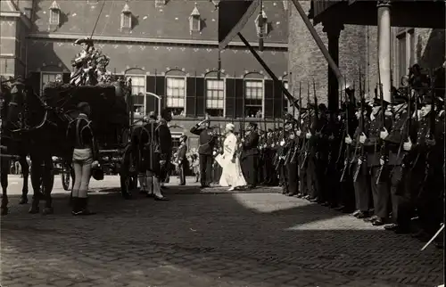 Foto Ak Niederlande, Königsfamilie, Opening der Staten Generaal