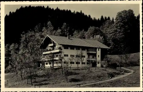 Foto Ak Eisenärzt Siegsdorf in Oberbayern, Haus am Hang, Waldrand