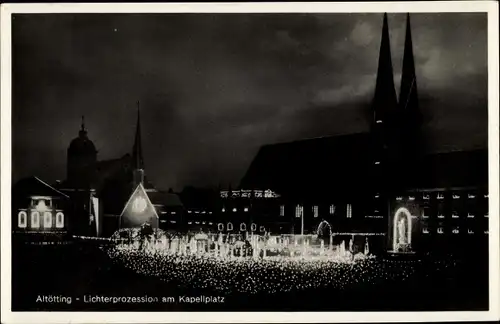 Ak Altötting in Oberbayern, Lichterprozession am Kapellplatz, Nacht