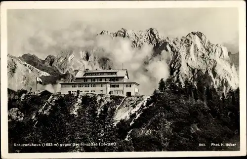 Ak Garmisch Partenkirchen in Oberbayern, Kreuzeckhaus gegen Dreitorspitze