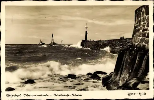 Ak Ostseebad Warnemünde Rostock, Sturm an der Mole