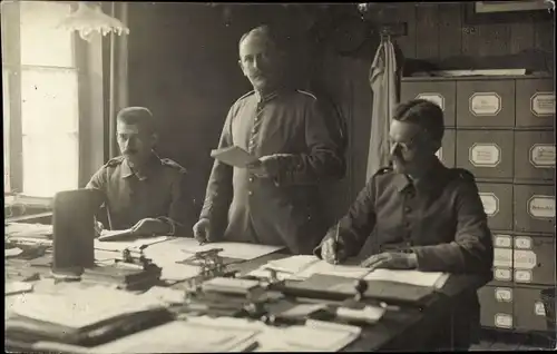 Foto Ak Deutsche Soldaten in Uniformen, Schreibstube, I WK