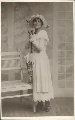 Foto Ak Standportrait einer Schauspielerin, Autogramm, 1918