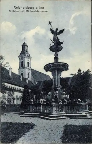 Ak Reichersberg Oberösterreich, Stiftshof mit Michaelisbrunnen