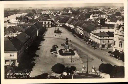 Ak Lazne Poděbrady Podiebrad Mittelböhmen, Straßenpartie, Denkmal, Häuser