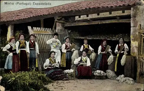 Ak Mino Portugal, Espadelada, Frauen in Tracht