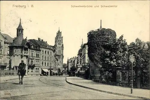 Ak Freiburg im Breisgau Baden Württemberg, Schwabenbrücke und Schwabentor, Straßenpartie, Reiter