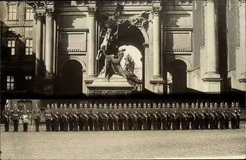 Foto Ak Berlin, Stadtschloss, Schlosswache