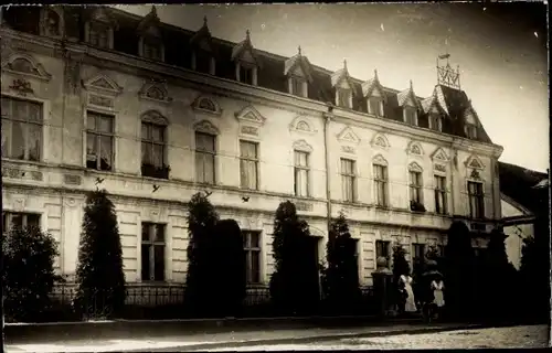 Foto Ak Polczyn Zdrój Bad Polzin Pommern, Gebäude von der Straße gesehen