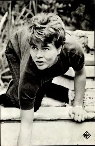 Ak Schauspielerin Conny Froboess, bückend