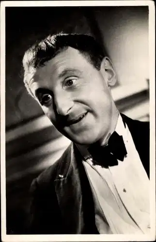 Ak Schauspieler Bourvil, Portrait, Fliege