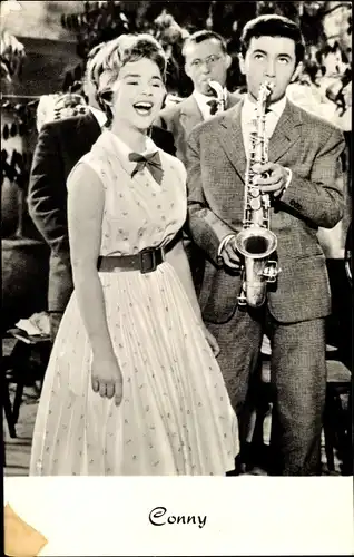 Ak Sängerin und Schauspielerin Conny Froboess, Portrait, Mann mit Saxophon