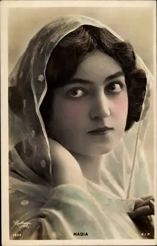 Ak Schauspielerin Madia, Portrait