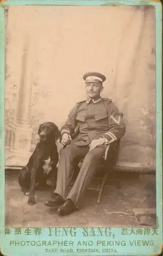 Kabinett Foto Tientsin China, Deutscher Soldat in Uniform, Sitzportrait mit Hund