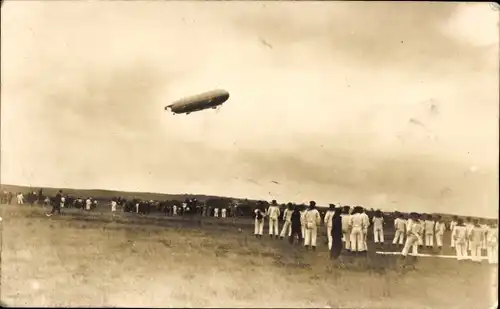 Foto Ak Zeppelin Luftschiff über einem Feld, Deutsche Soldaten in Uniform