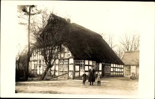 Foto Ak Schwarme in Niedersachsen, Fachwerkhaus, Frau, Kinder