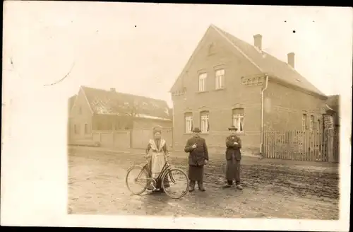 Foto Ak Roßlau an der Elbe Anhalt, Häuser, Familie Schmidt, Frau mit Fahrrad, zwei Männer
