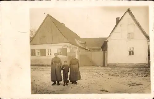 Foto Ak Roßlau an der Elbe Anhalt, zwei Frauen und Junge vor einem Haus, Friedrich Wildgrube