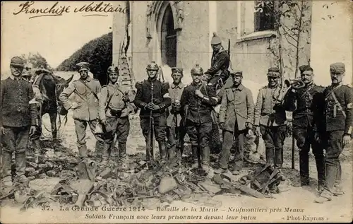 Ak Neufmontiers Seine et Marne, Französische Soldaten mit deutschen Kriegsgefangenen, I WK
