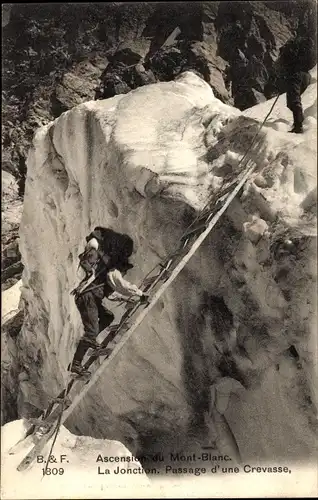 Ak Chamonix Mont Blanc Haute Savoie, La Jonction, Passage einer Gletscherspalte