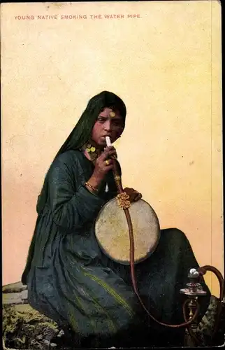 Ak Junger Eingeborener, der Wasserpfeife raucht, Maghreb