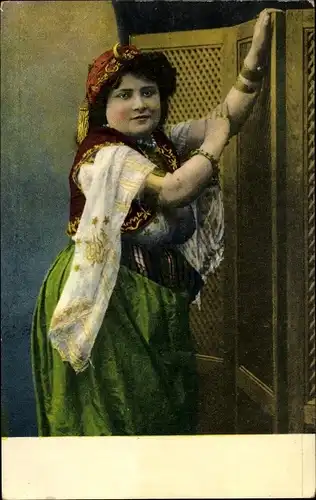 Ak Junge Araberin in Volkstracht, Portrait