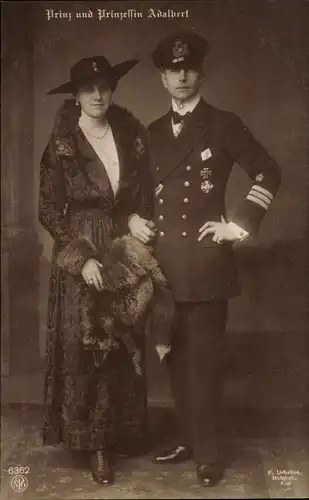 Ak Prinz Adalbert von Preußen, Adelheid von Sachsen Meiningen, Portrait, Uniform, Fuchsstola