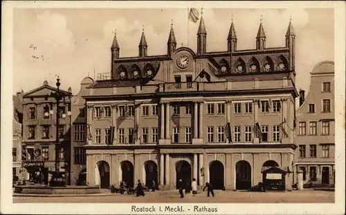 Ak Hansestadt Rostock, Rathaus, Brunnen, Uhr, Flaggen