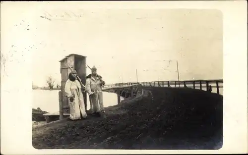 Foto Ak Deutsche Soldaten in Uniformen, Brückenwache, 12. Komp. Inf. Rgt. 167, I WK