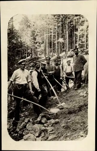 Foto Ak Deutsche Soldaten in Uniformen mit Schaufeln