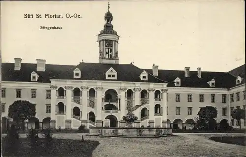 Ak St. Florian Oberösterreich, das Stiegenhaus mit Brunnen und Glockenturm