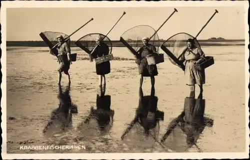 Ak Krabbenfischerinnen am Strand, vier Frauen