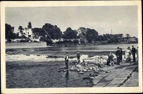 Ak Cracau Magdeburg, Angler am Cracauer Wasserfall, Wehr