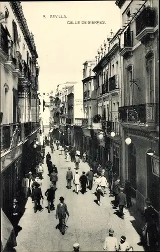 Ak Sevilla Andalusien Spanien, Calle de Sierpes, Straßenpartie, Passanten