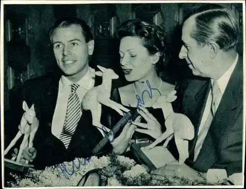 Autogrammkarte Schauspielerin Ruth Leuwerik mit O. W. Fischer, Bambi Auszeichnung