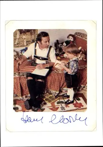 Autogrammkarte Schauspieler Hans Clarin, Portrait in Tracht mit kleinem Jungen