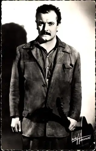 Ak Dichter und Schriftsteller Georges Brassens, Portrait, Gitarre