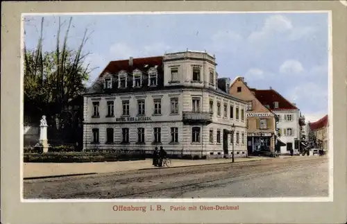 Ak Offenburg in Baden Schwarzwald, Straßenpartie, Oken-Denkmal, Hotel