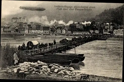 Ak Artillerie-Bagage überschreitet einen Fluss über eine Pontonbrücke, Luftschiff