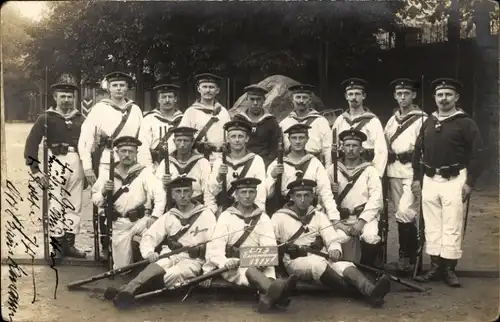 Foto Ak Kiel, deutsche Seeleute in Uniform, Kaiserliche Marine, Gruppenfoto