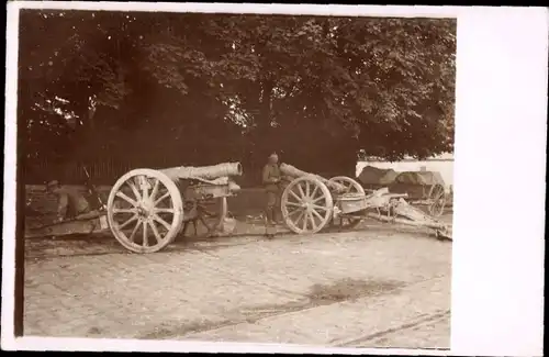 Foto Ak Deutsches Geschütz, Soldaten