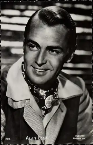 Ak Schauspieler Alan Ladd, Portrait, Halstuch