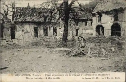 Ak Ostel Aisne, Cour interieure de la Ferme, batiment en ruines