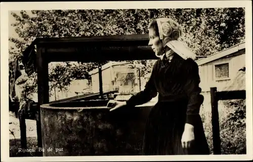 Ak Rijssen, Bij de put, Frau in Tracht