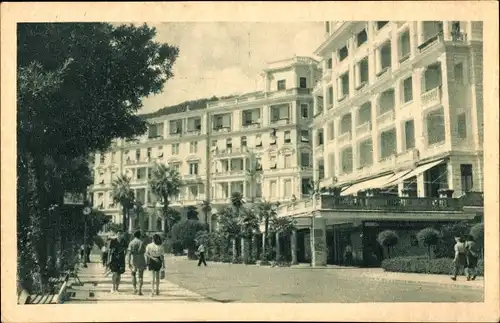 Ak Opatija Abbazia Kroatien, Straßenpartie, Passanten