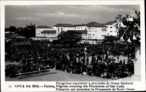 Ak Fátima Portugal, Cova da Iria, Peregrinos esperando a procissao de Nossa Senhora, Pilger