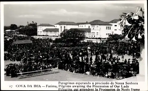Ak Fátima Portugal, Cova da Iria, Peregrinos esperando a procissao de Nossa Senhora, Pilger