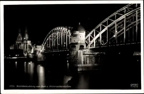 Ak Köln am Rhein, Dom und Hohenzollernbrücke, Nachtbeleuchtung